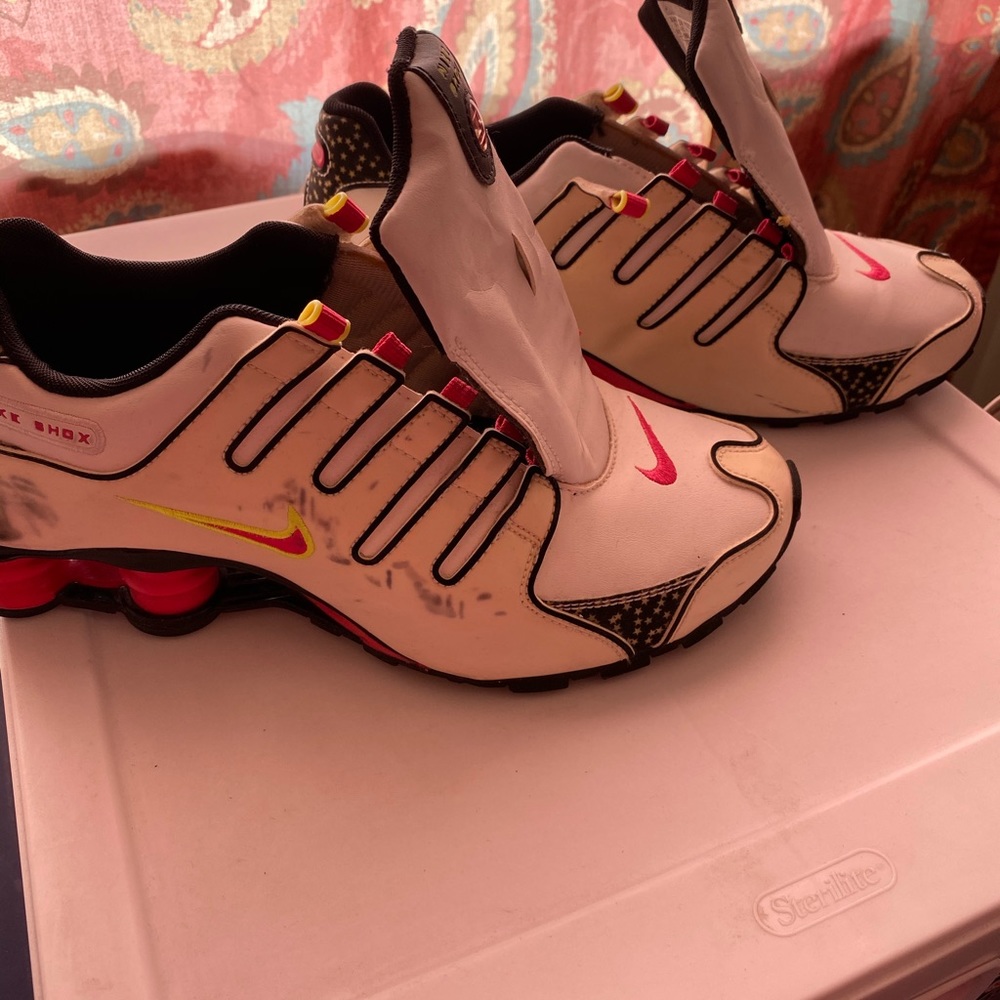 Shoes. - Picture 3 of 6